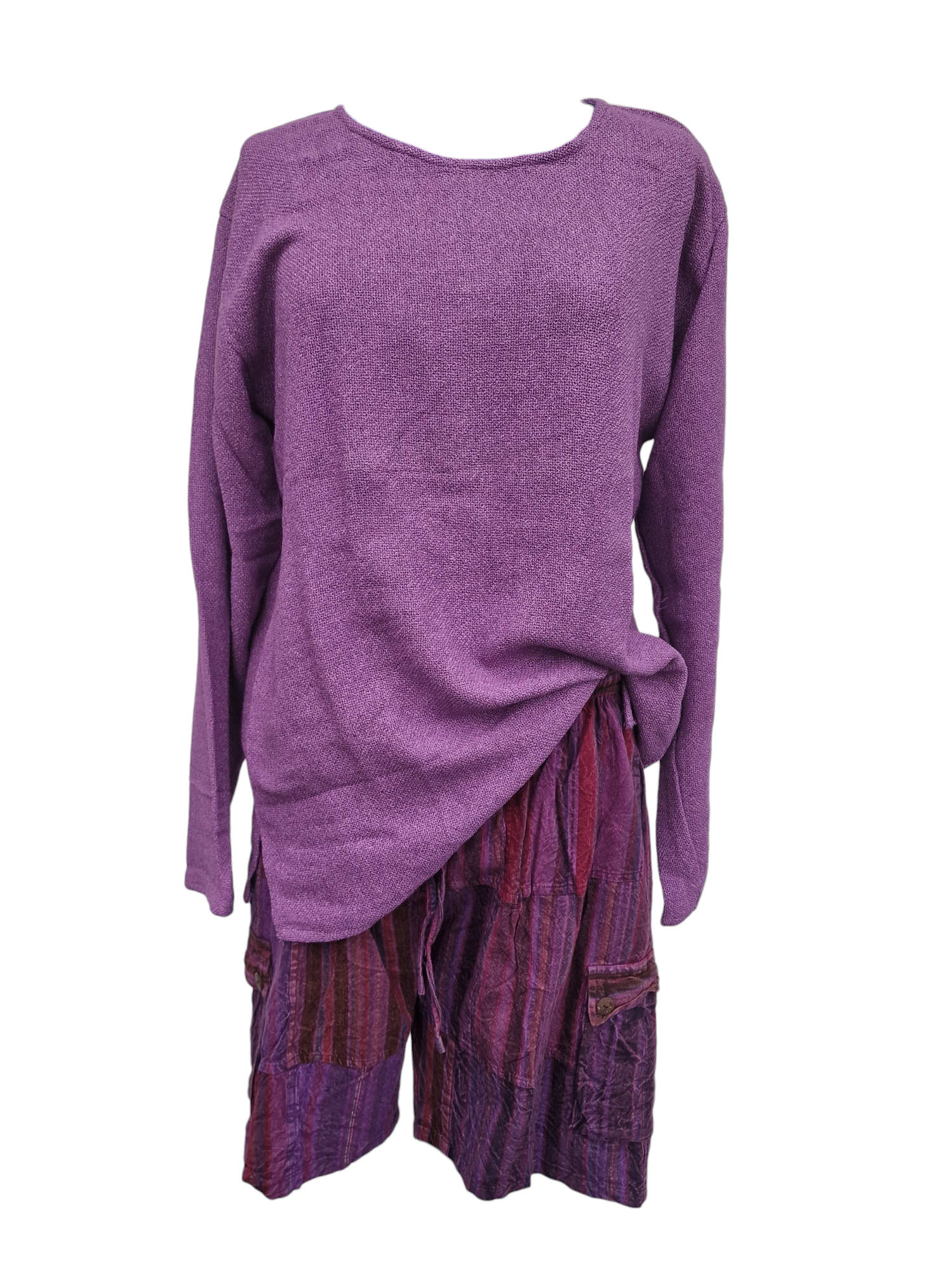 Lila stickad tröja och lila bohoshorts