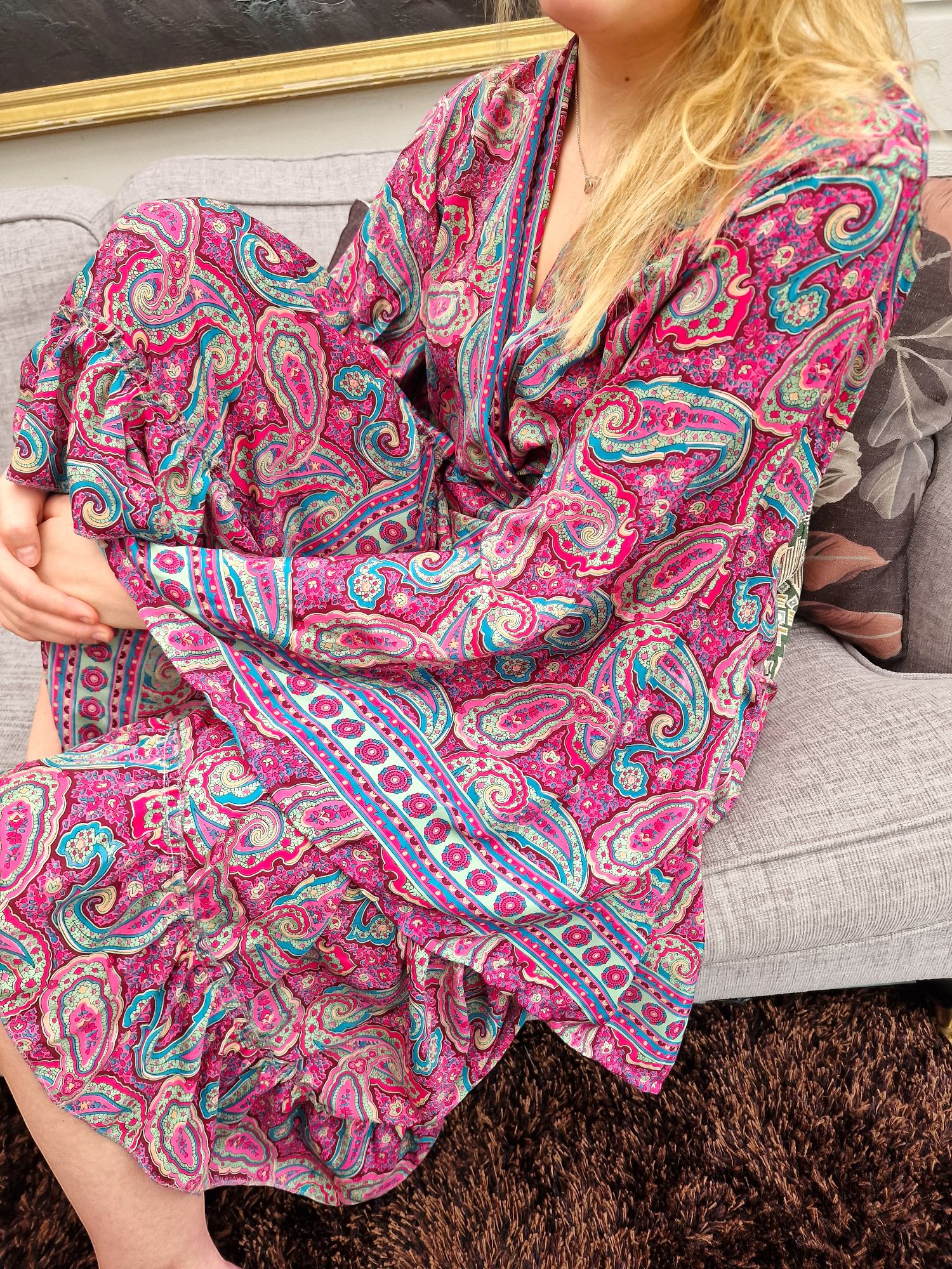 Öppen lång kaftan i silke med skärp Cerise Modell Sittandes