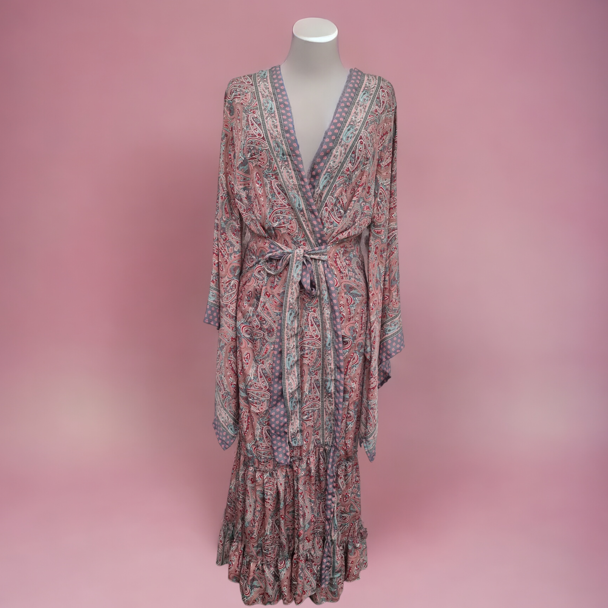 Öppen lång kaftan i silke med skärp Gammelrosa Skyltdocka