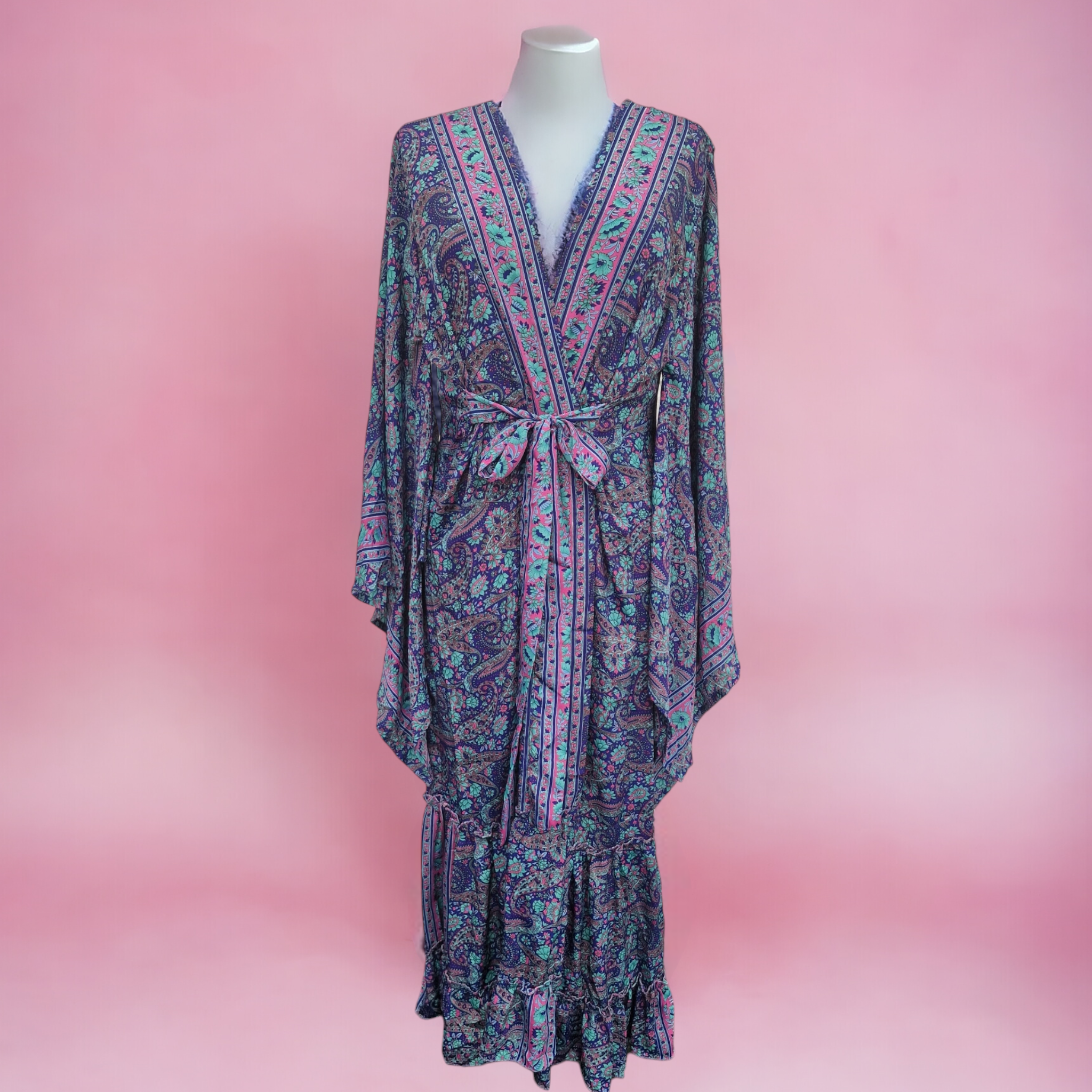 Öppen lång kaftan i silke med skärp Lila Skyltdocka