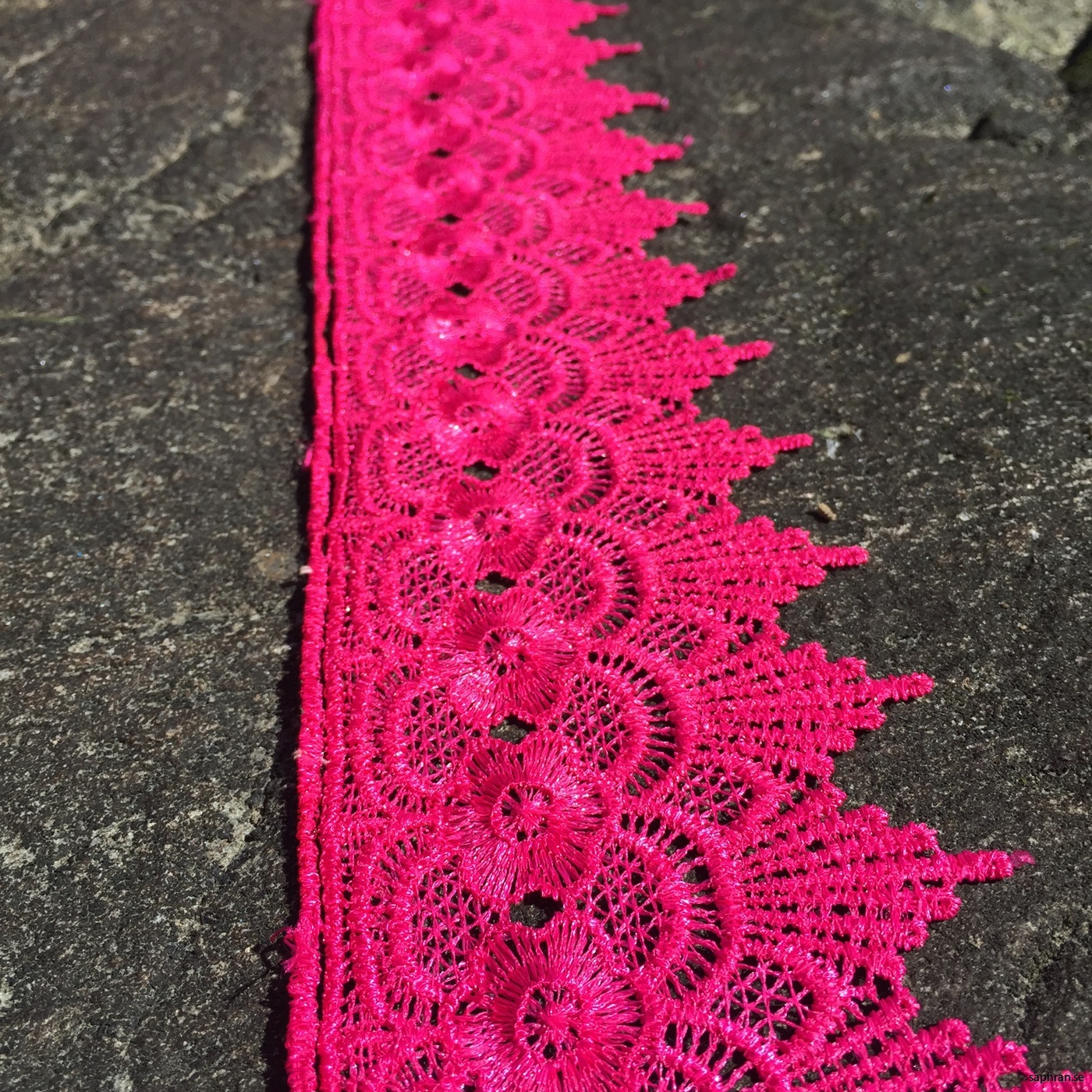 Spets Blomma Cerise sten