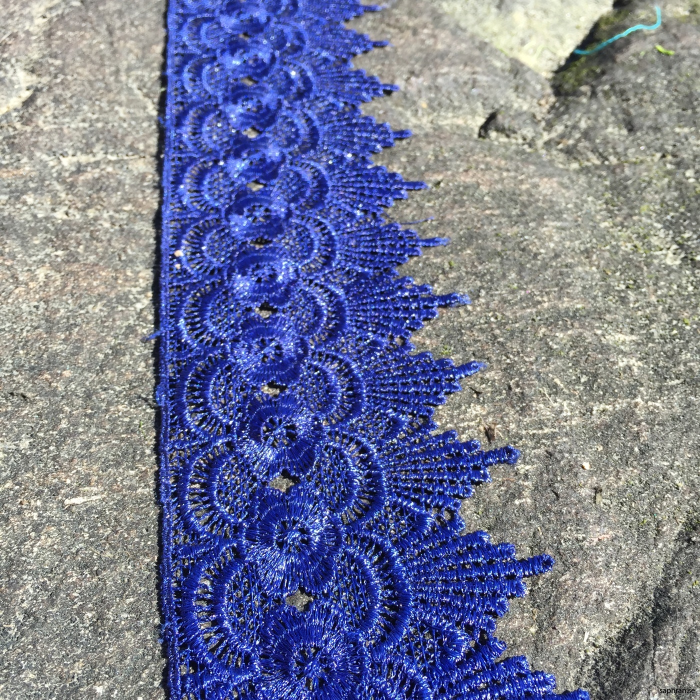 Spets Blomma Mörkblå sten