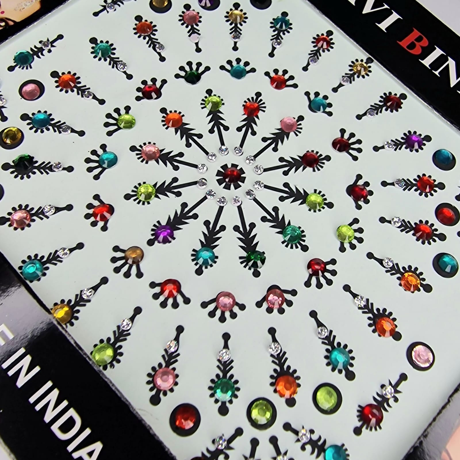 14 Bindis Indiska smycken närbild