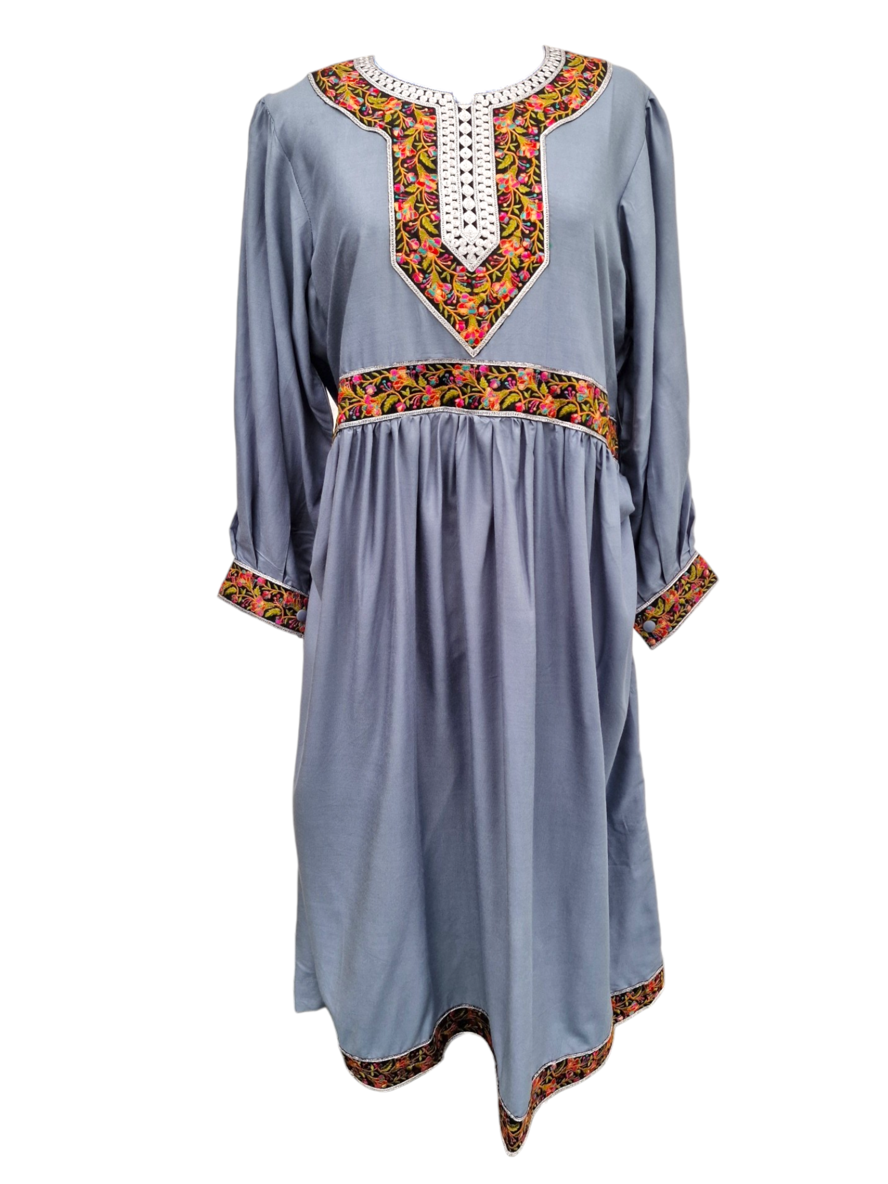 Afghaninspirerad klännig med färgglad brodyr Grå