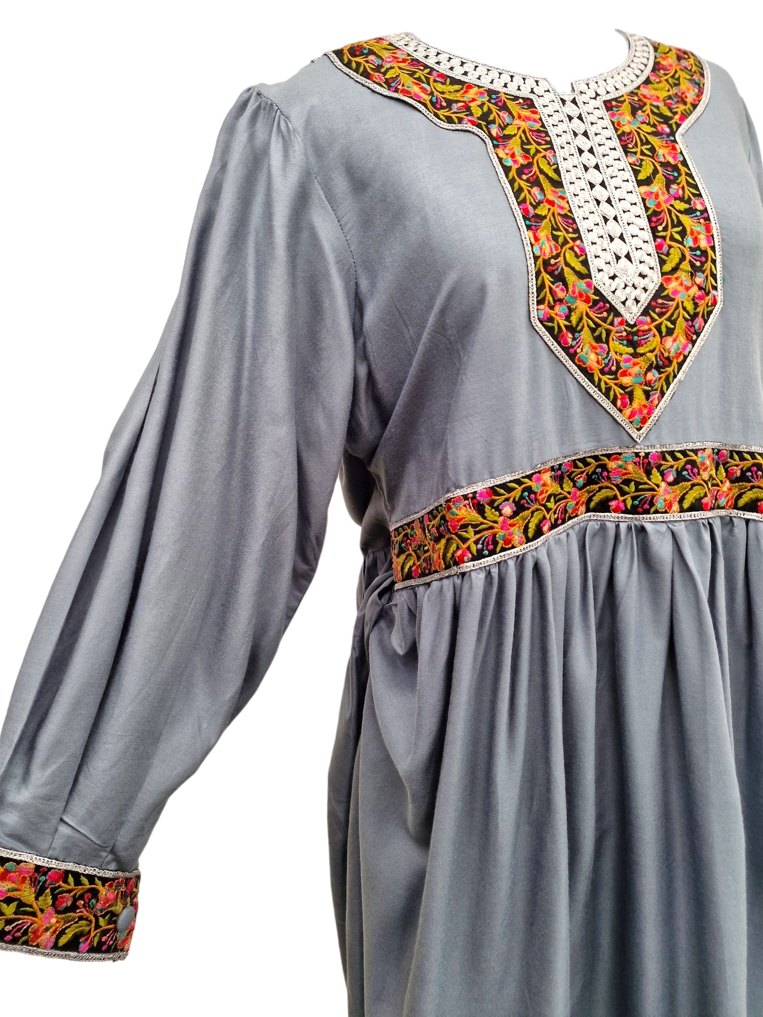 Afghaninspirerad klännig med färgglad brodyr Grå ärm