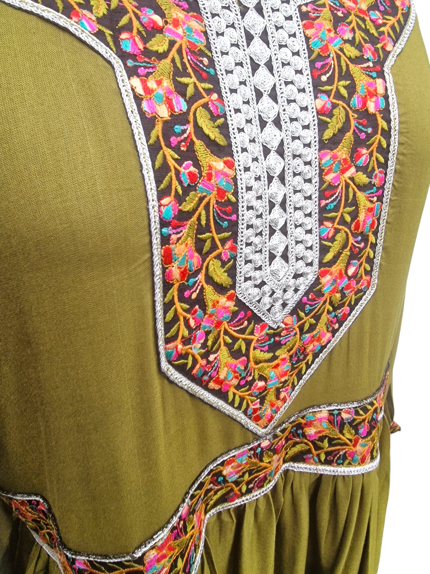 Afghaninspirerad klännig med färgglad brodyr Olivgrön Närbild