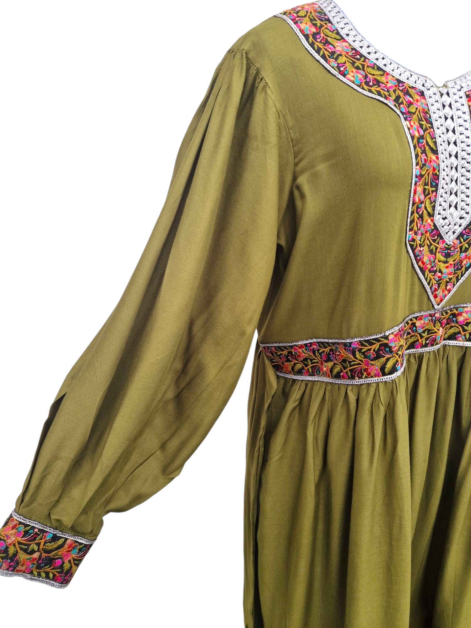 Afghaninspirerad klännig med färgglad brodyr Olivgrön ärm