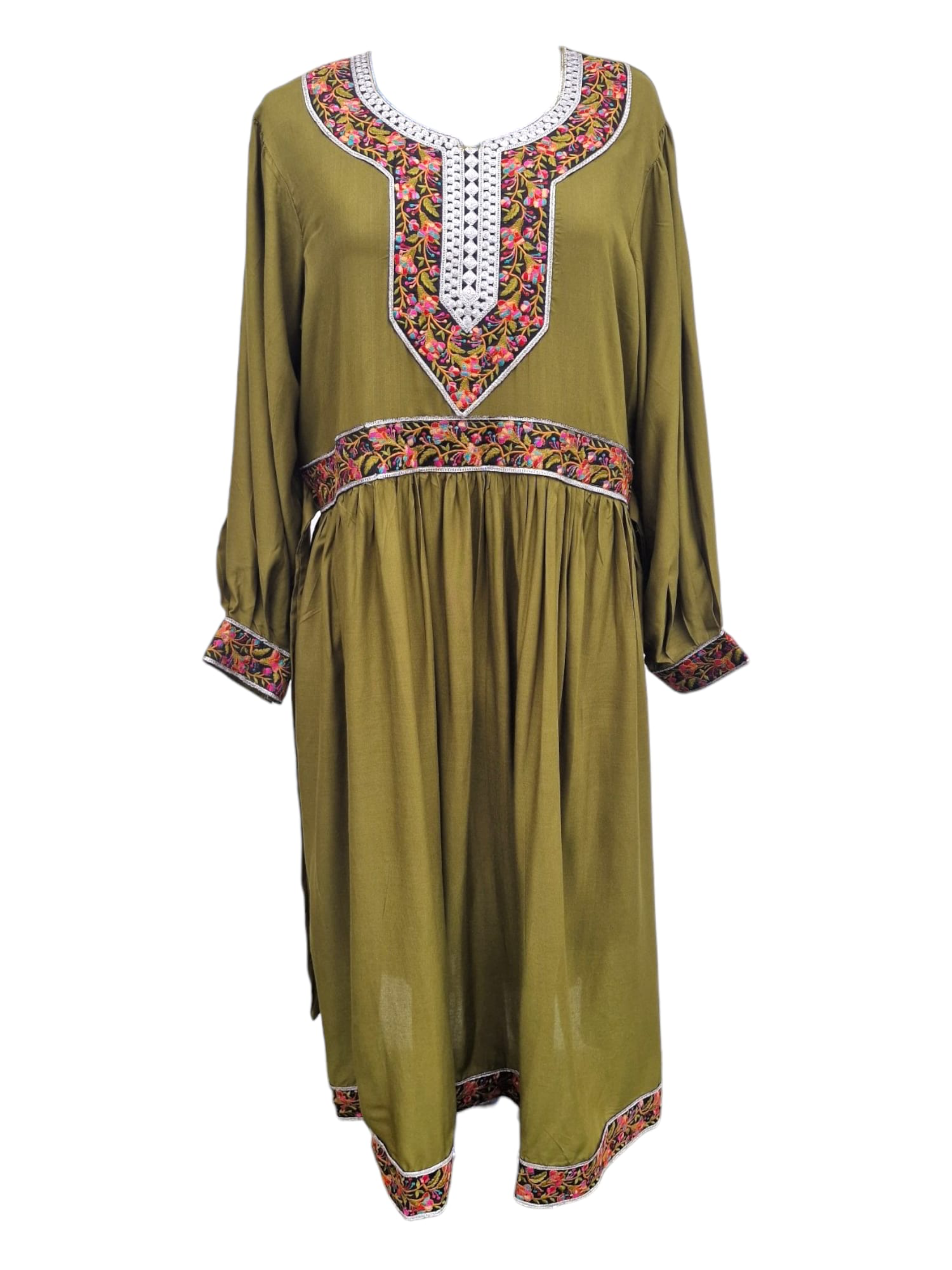 Afghaninspirerad klännig med färgglad brodyr Olivgrön