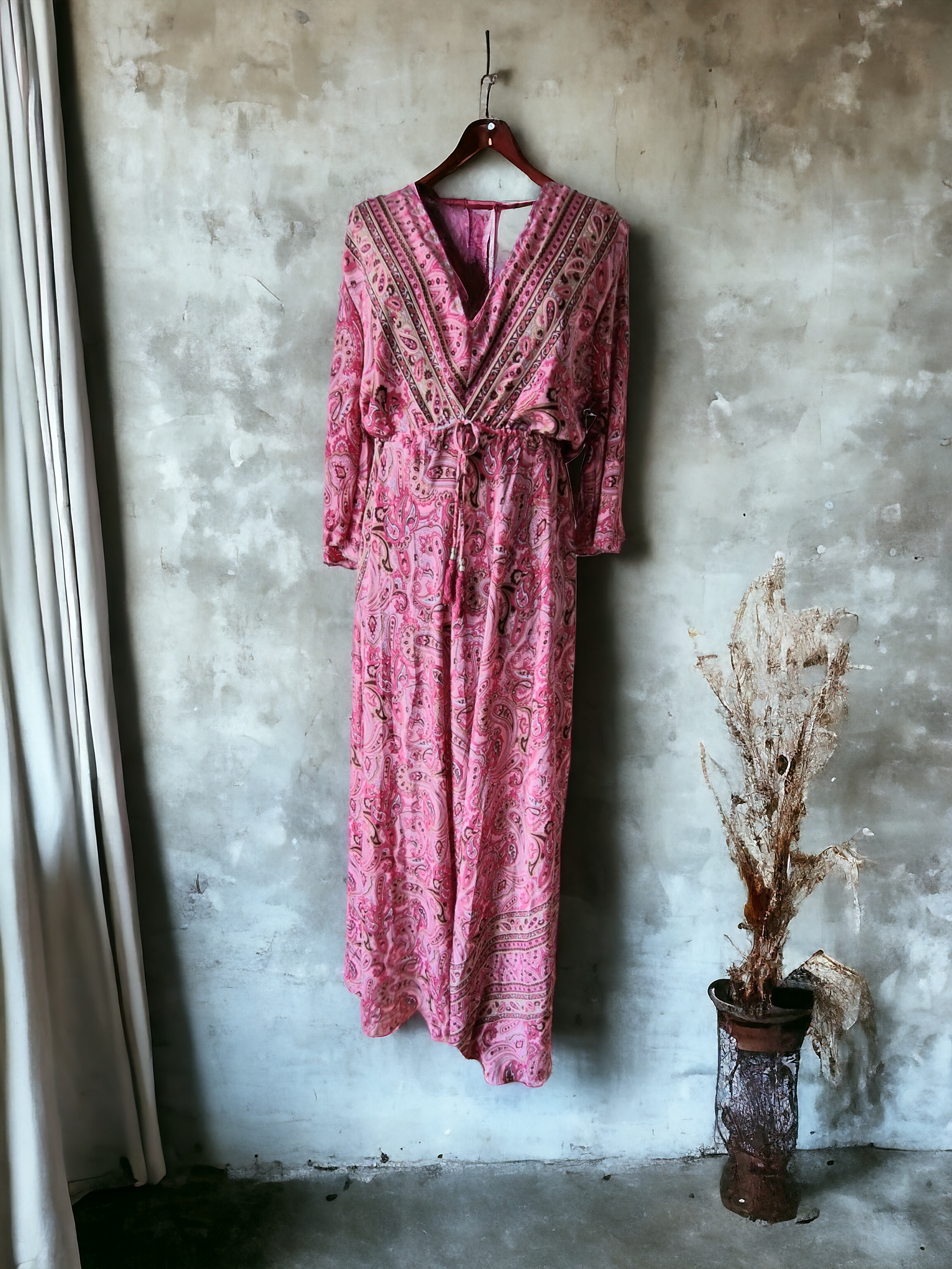 Bohemisk klänning med långa ärmar vid kjol och Djup v-ringad hals Cerise vägg