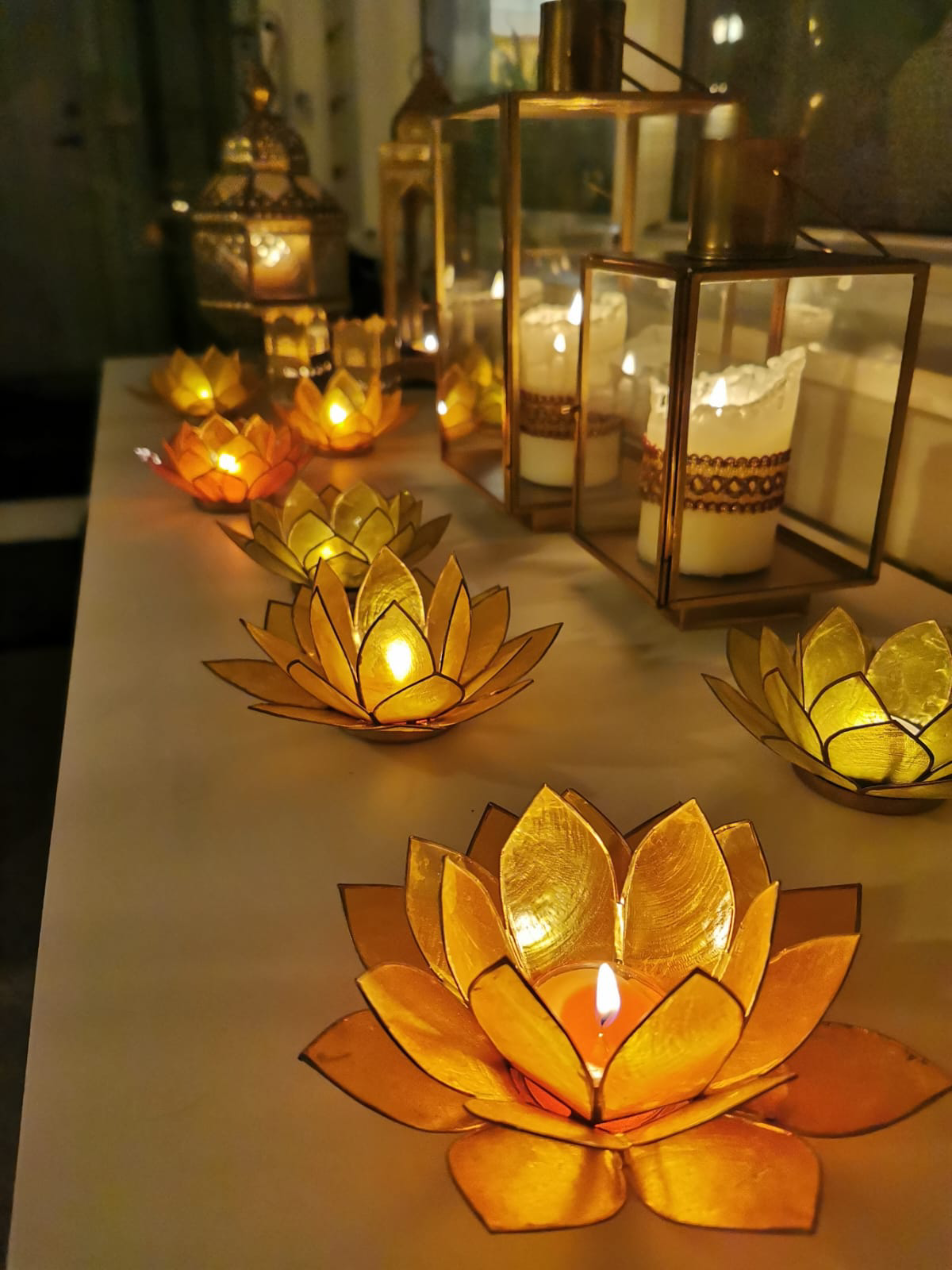 Lotuslyktor på altanen
