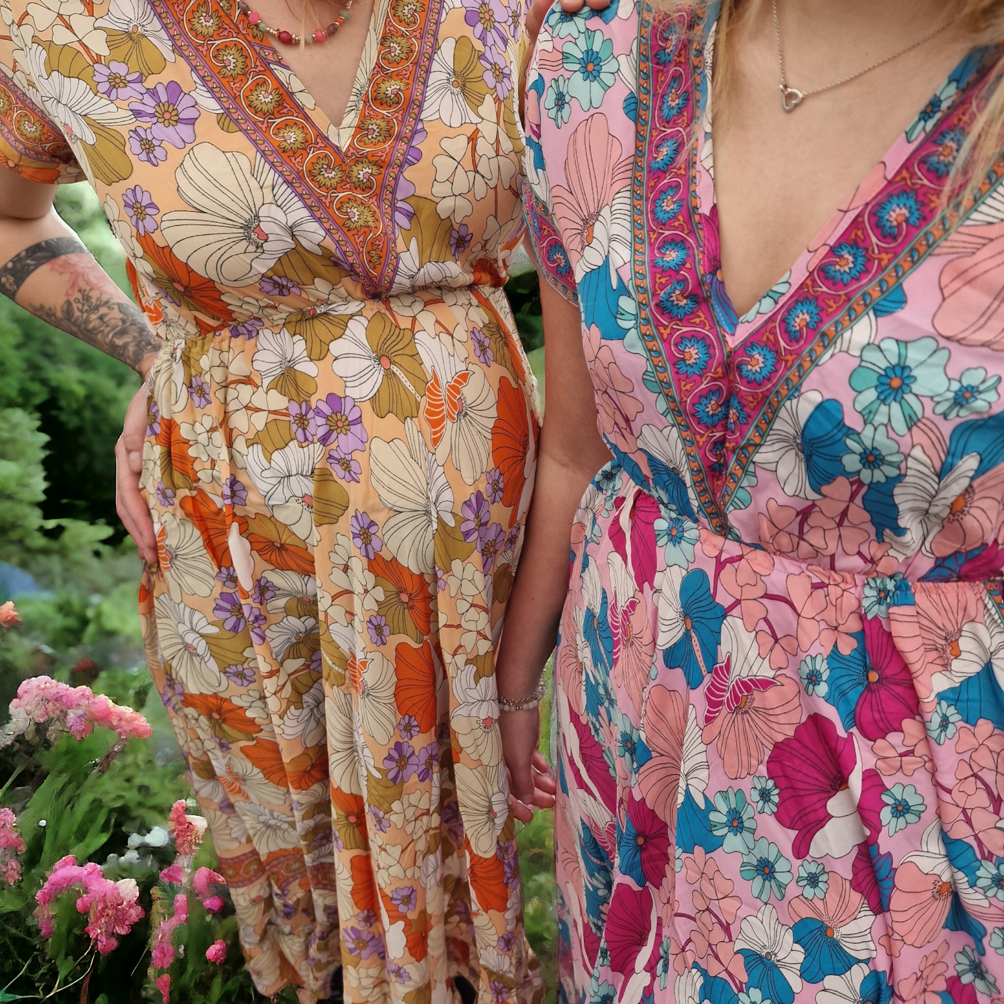 T-shirt klänning med vid kjol och blommönster Bakgrund