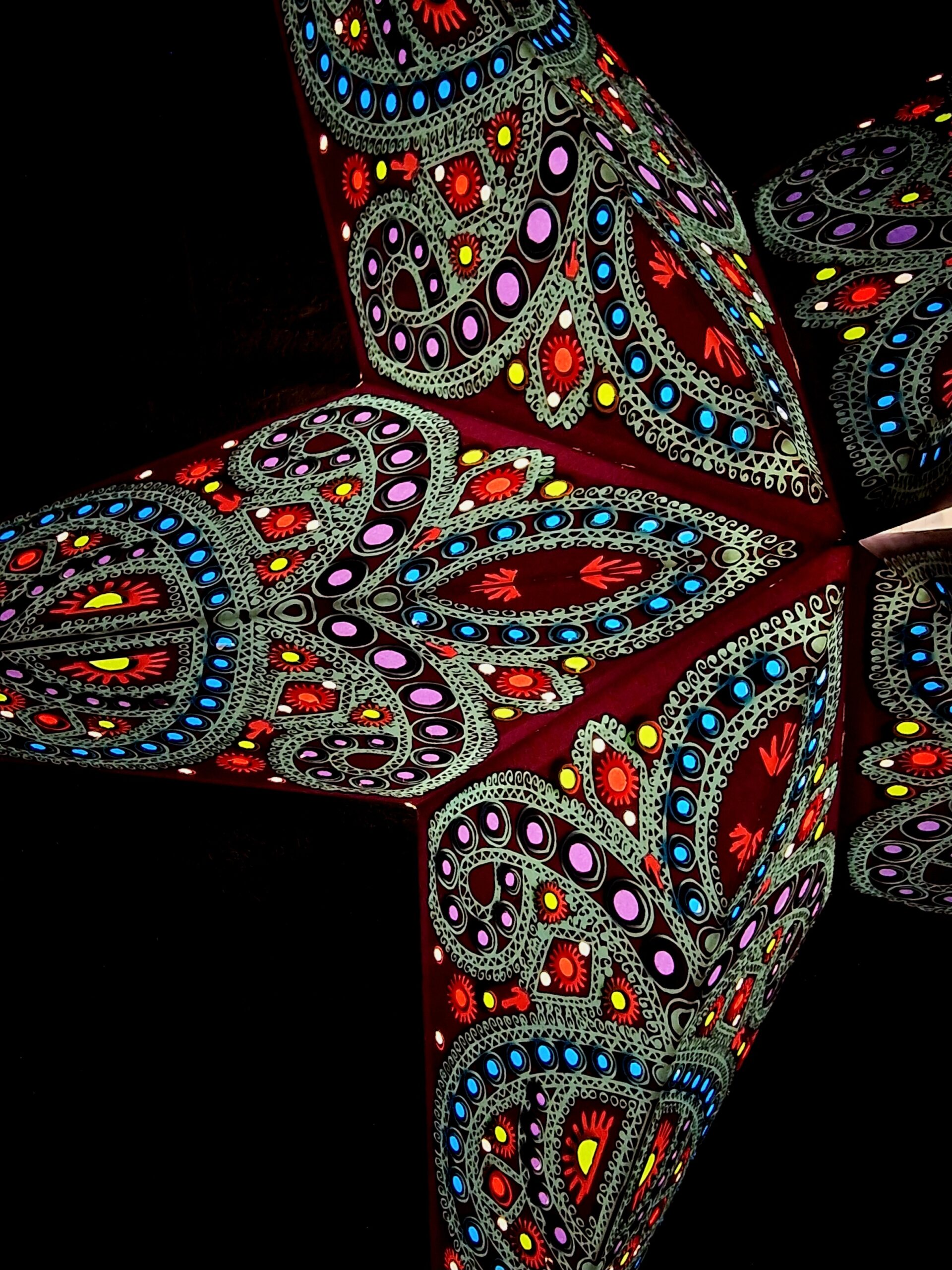 18. Orientalisk Julstjärna Multifärgad med Lila bottenfärg sida