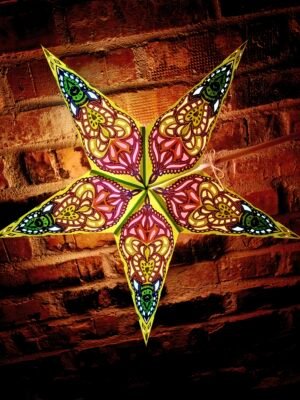 Hängande julstjärna i papper, adventsstjärna för fönster med dekorativt mönster.