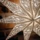 40. Vit Julstjärna 9 armar tänd närbild Hängande julstjärna i papper, adventsstjärna för fönster med dekorativt mönster.