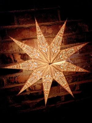 Hängande julstjärna i papper, adventsstjärna för fönster med dekorativt mönster.