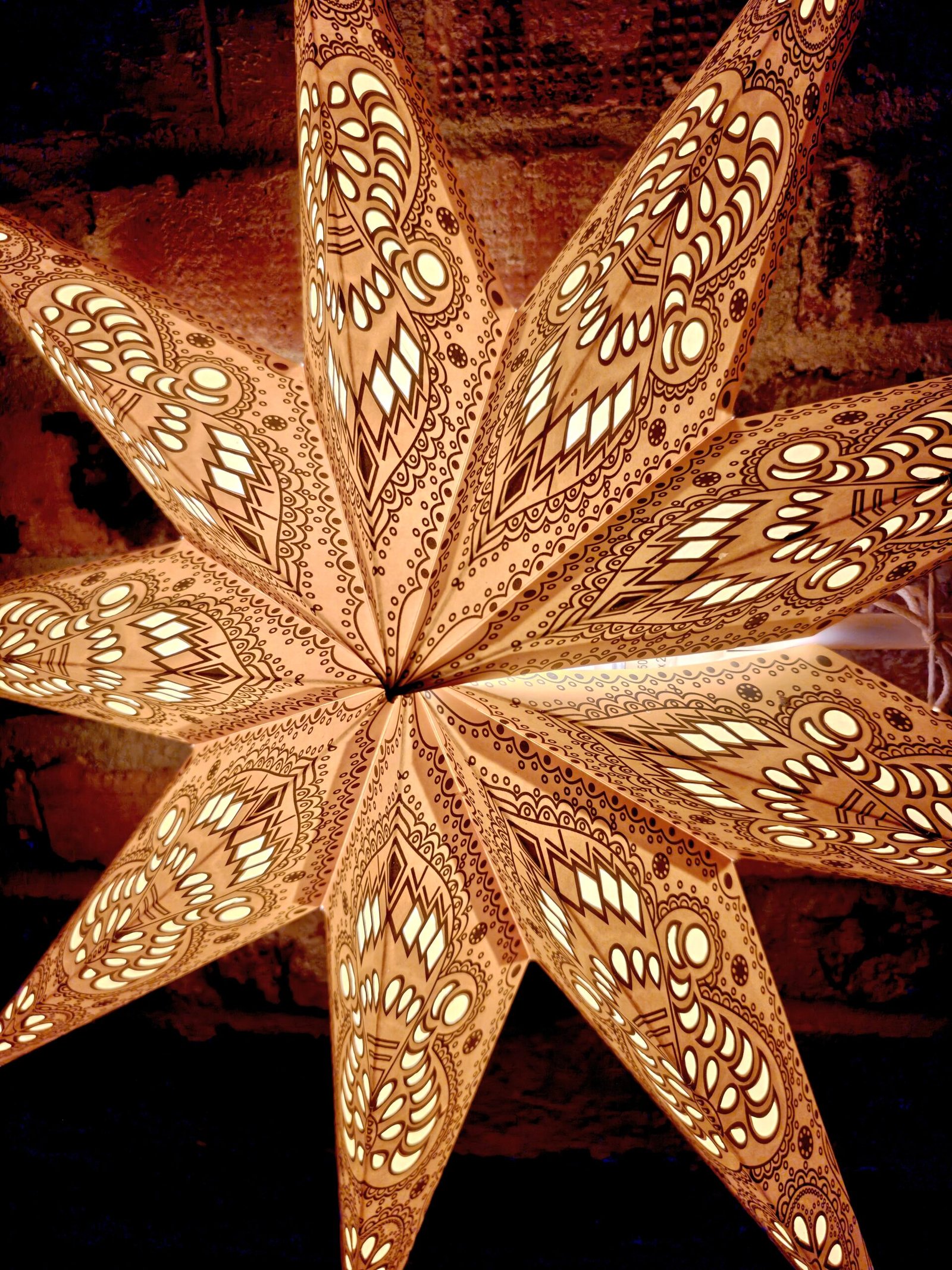 40. gul Julstjärna 9 armar tänd närbild Hängande julstjärna i papper, adventsstjärna för fönster med dekorativt mönster.