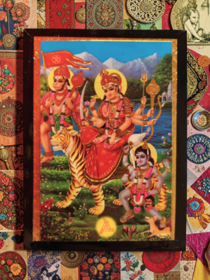 Durga tavla med hinduisk gudinna ridande på tiger och flera armar med vapen