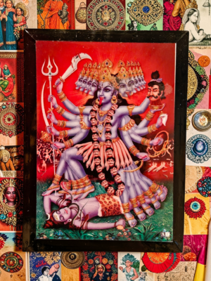 Kali tavla med flera huvuden och symbol för styrka, transformation och beskydd