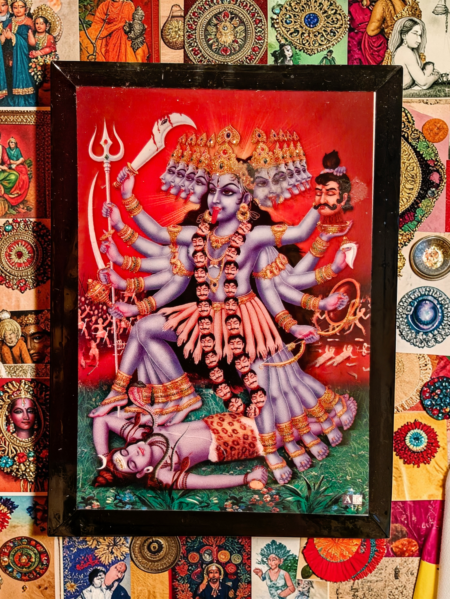 Kali tavla med flera huvuden och symbol för styrka, transformation och beskydd