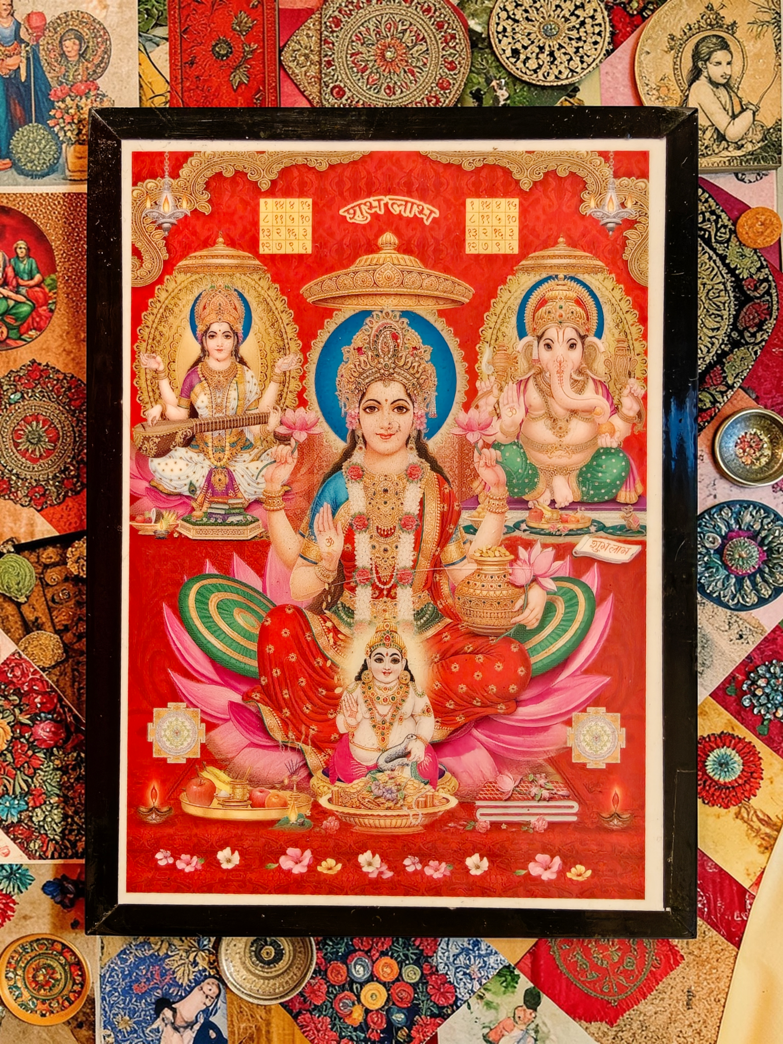 Tavla med Lakshmi, Ganesha och Saraswati – hinduiska gudomar för rikedom, visdom och framgång