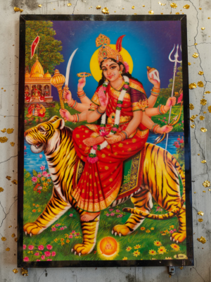 Durga tavla med hinduisk gudinna ridande på tiger och flera armar med vapen