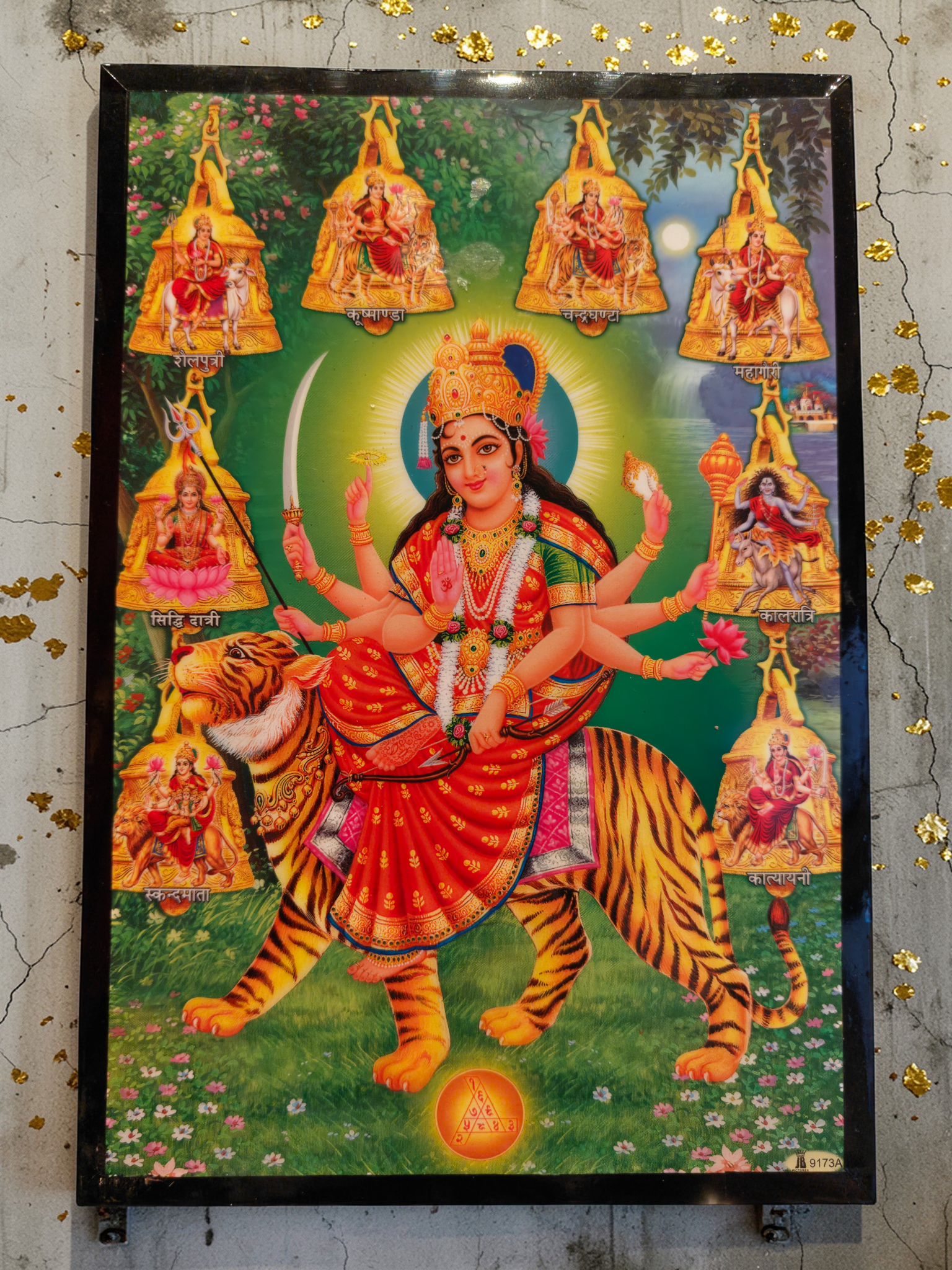 Durga tavla med hinduisk gudinna ridande på tiger och flera armar med vapen