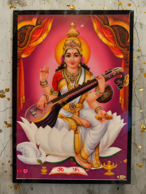 Saraswati tavla med hinduisk gudinna sittande med veena och heliga skrifter