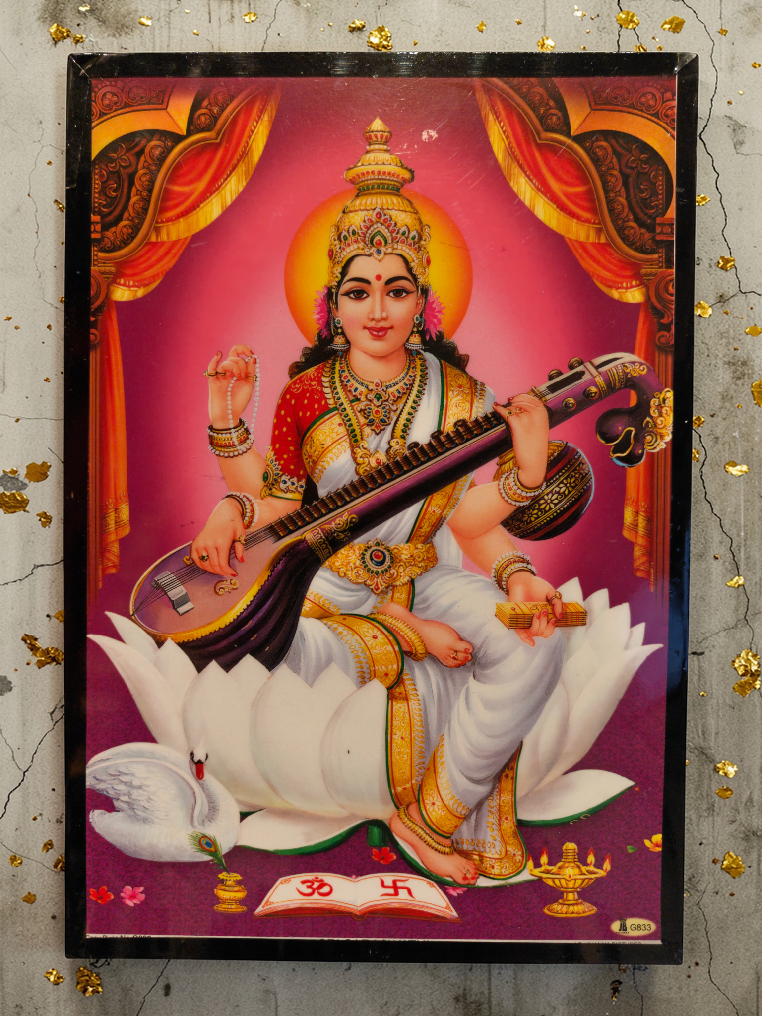 Saraswati tavla med hinduisk gudinna sittande med veena och heliga skrifter