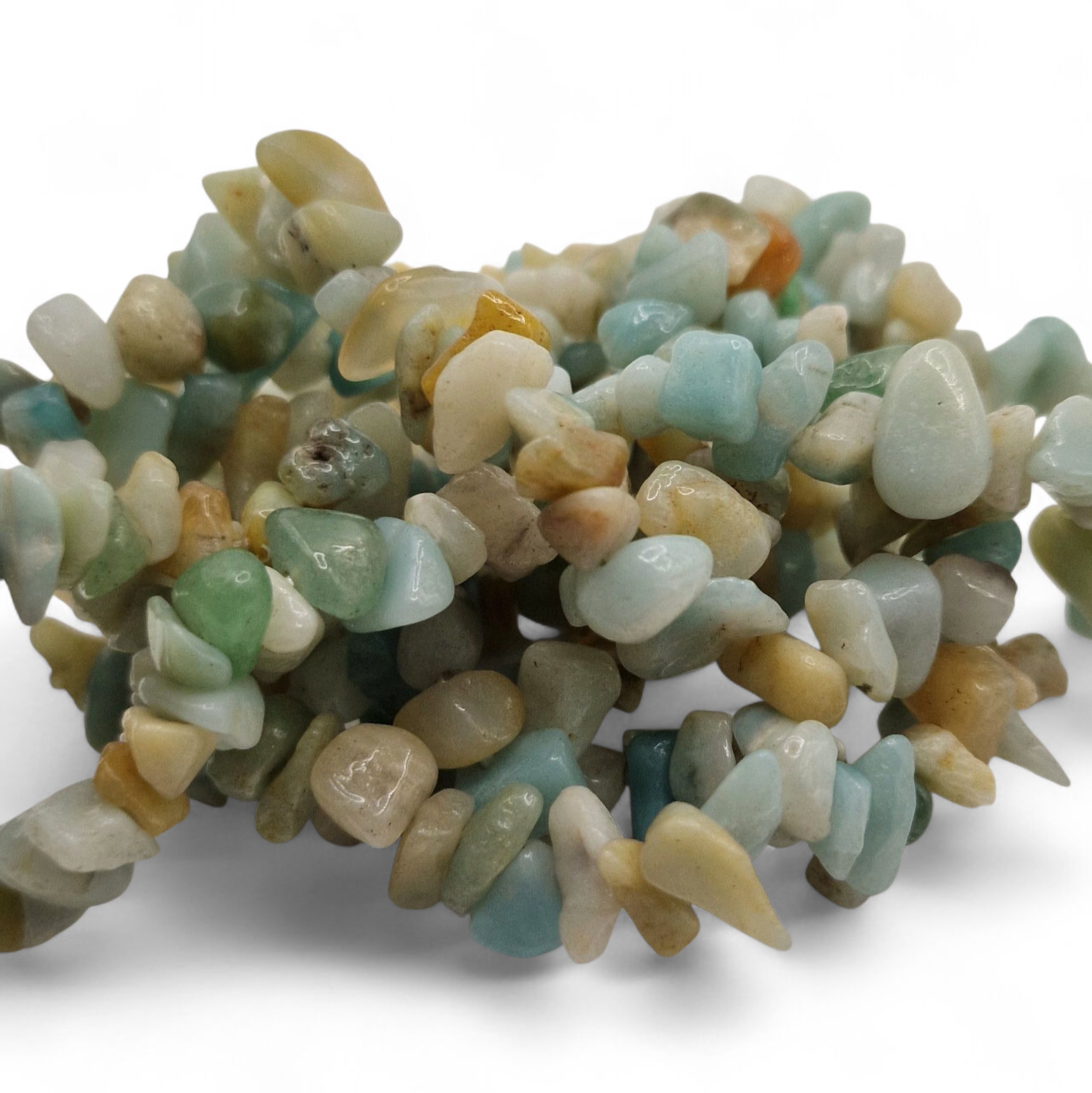 Chipsarmband av kristaller Amazonit Chipsarmband med små, oregelbundna stenar av blandade kristalltyper trädda på elastisk tråd.