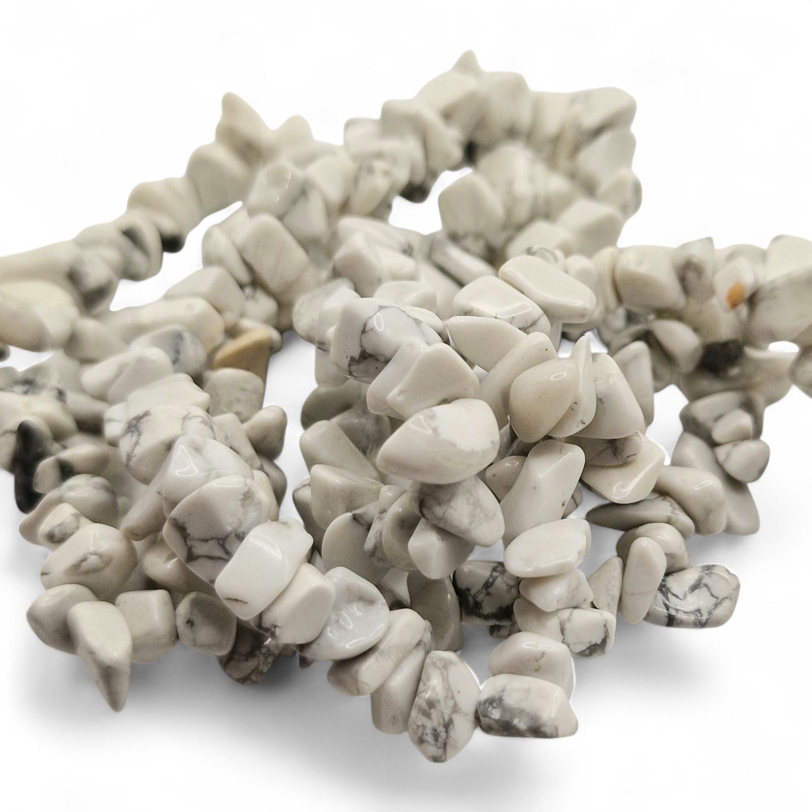 Chipsarmband av kristaller Howlit Chipsarmband med små, oregelbundna stenar av blandade kristalltyper trädda på elastisk tråd.