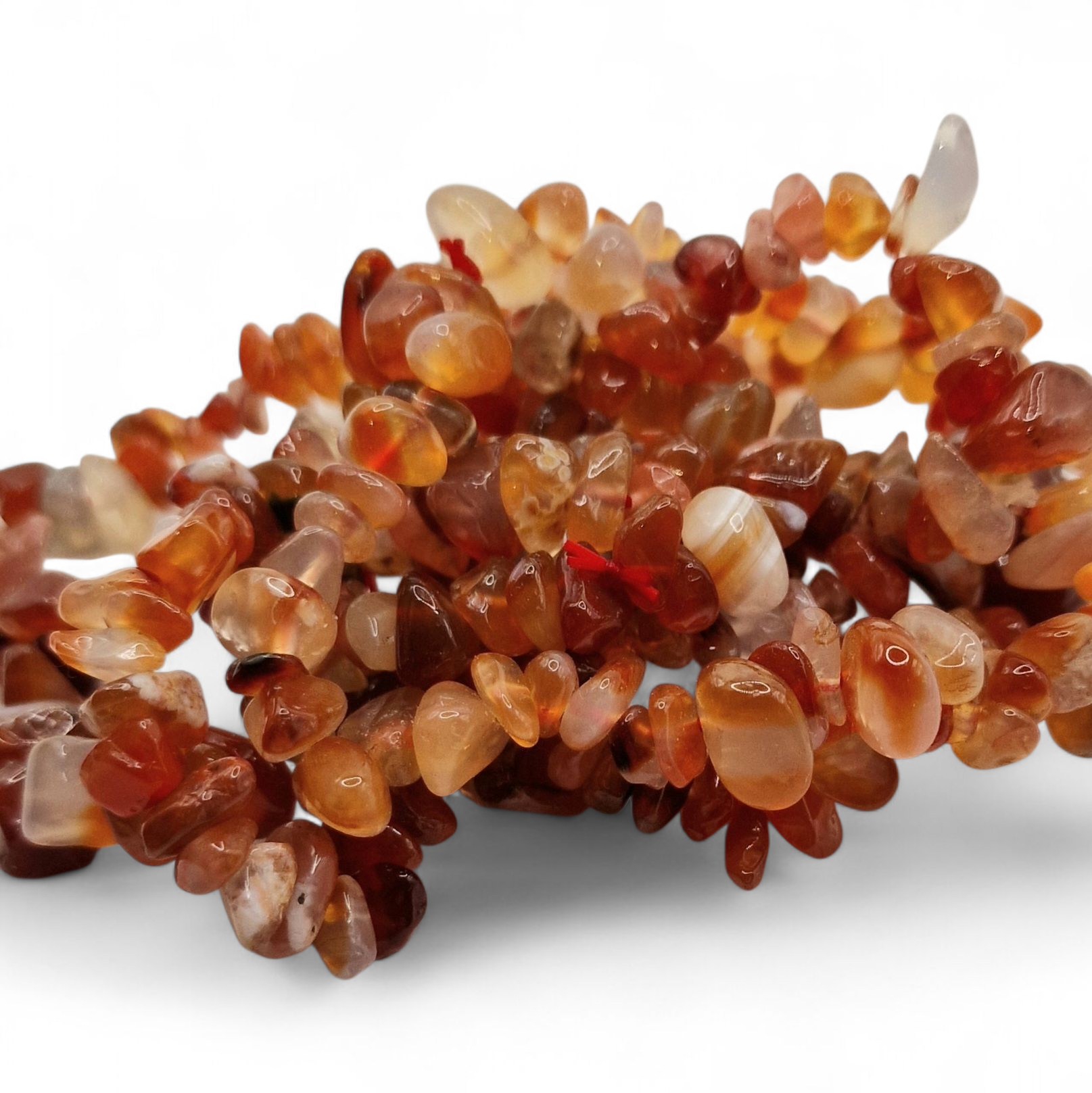 Chipsarmband av kristaller Karneol Chipsarmband med små, oregelbundna stenar av blandade kristalltyper trädda på elastisk tråd.