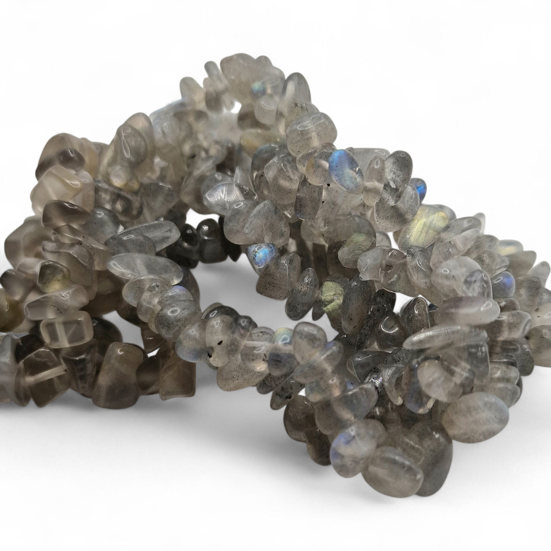 Chipsarmband av kristaller Labradorit Chipsarmband med små, oregelbundna stenar av blandade kristalltyper trädda på elastisk tråd.