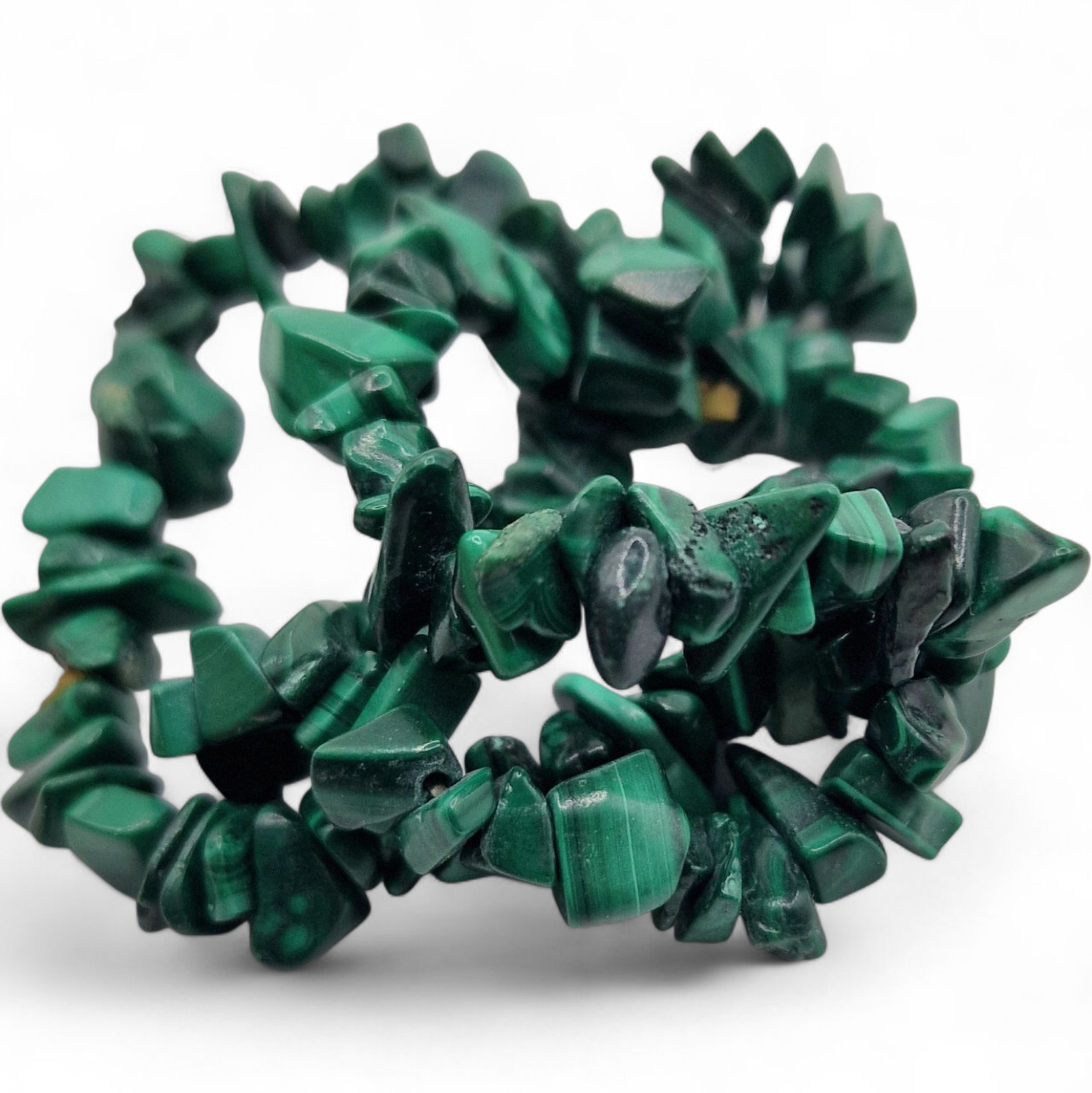 Chipsarmband av kristaller Malakit Chipsarmband med små, oregelbundna stenar av blandade kristalltyper trädda på elastisk tråd.