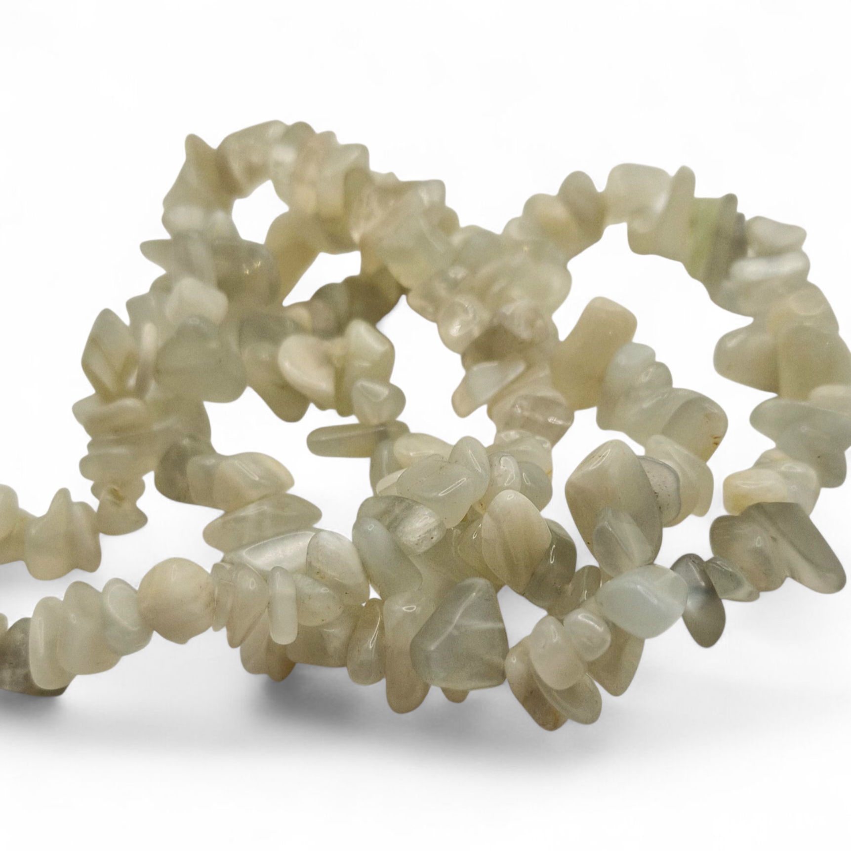 Chipsarmband med små, oregelbundna stenar av blandade kristalltyper trädda på elastisk tråd.