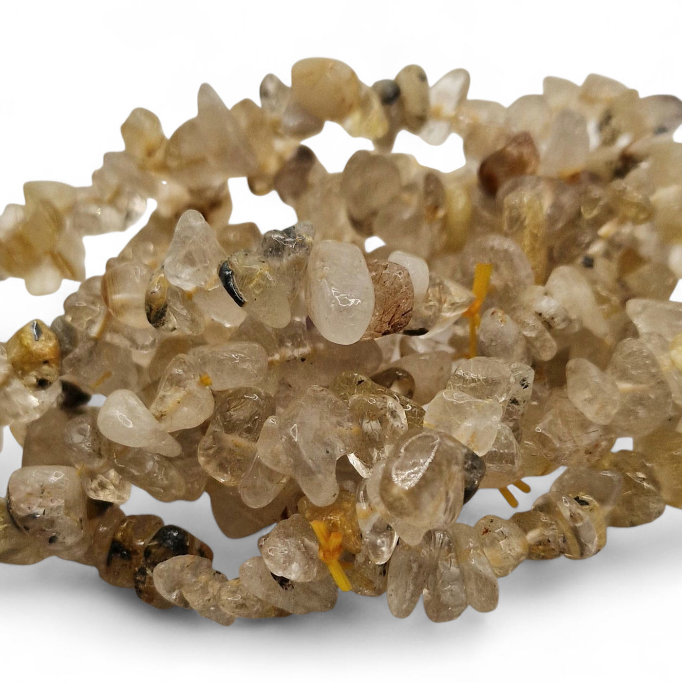 Chipsarmband med små, oregelbundna stenar av blandade kristalltyper trädda på elastisk tråd.