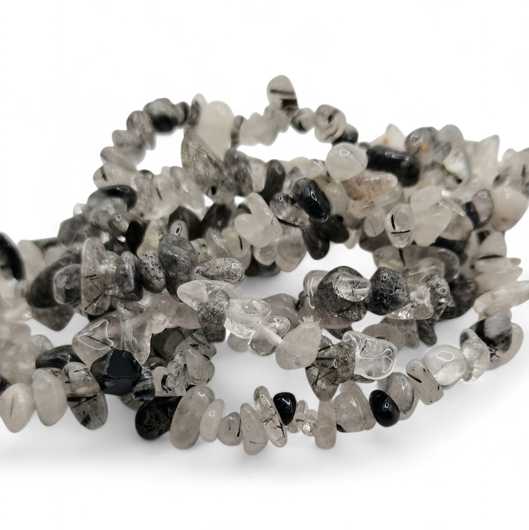 Chipsarmband av kristaller Turmalinkvarts Chipsarmband med små, oregelbundna stenar av blandade kristalltyper trädda på elastisk tråd.