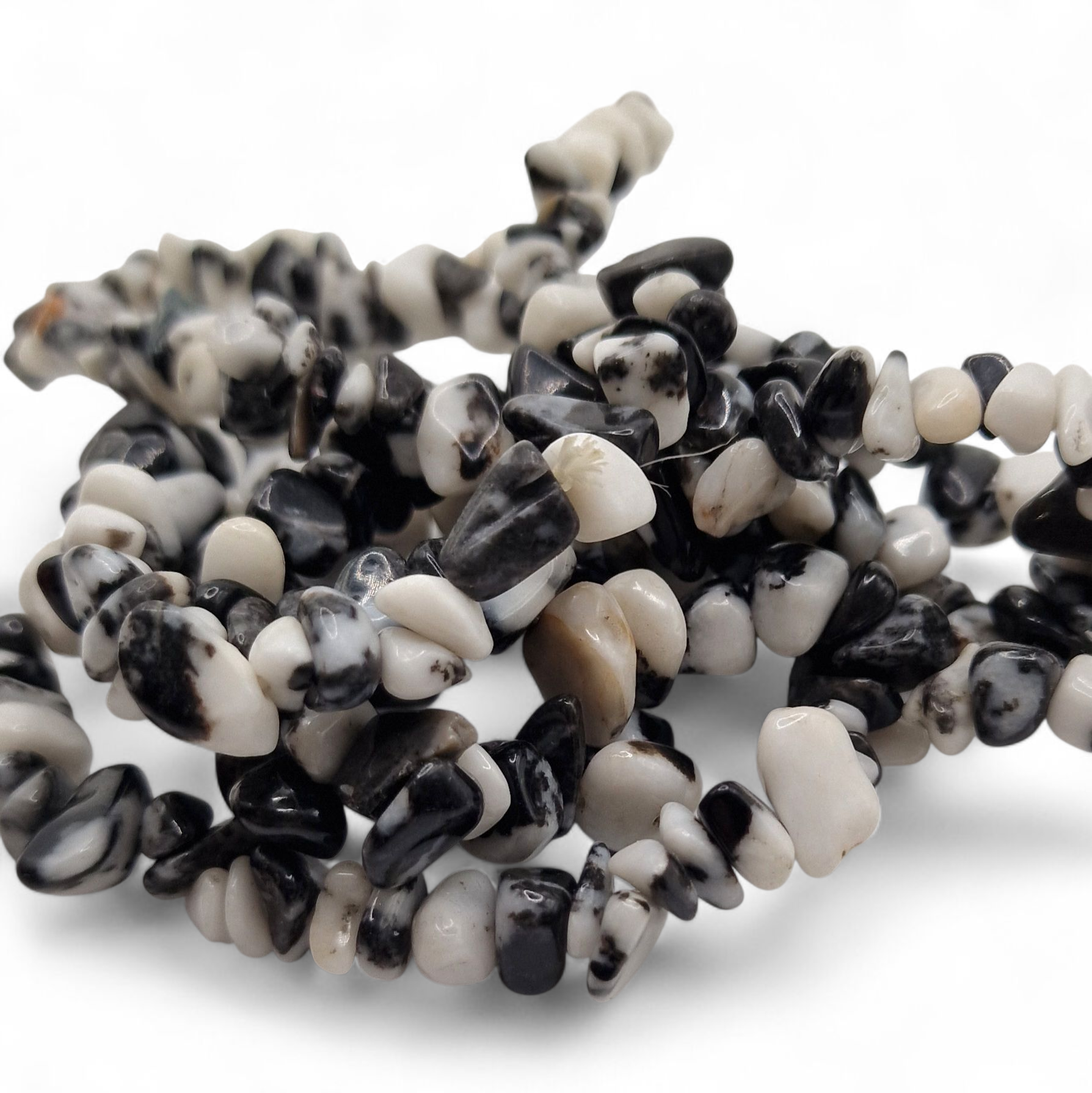 Chipsarmband av kristaller Zebrasten Chipsarmband med små, oregelbundna stenar av blandade kristalltyper trädda på elastisk tråd.