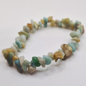 Chipsarmband med små, oregelbundna stenar av blandade kristalltyper trädda på elastisk tråd.