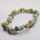 Kristallarmband chipsarmband Amazonit Chipsarmband med små, oregelbundna stenar av blandade kristalltyper trädda på elastisk tråd.