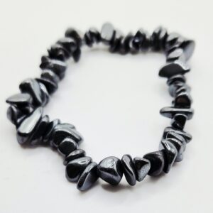 Chipsarmband med små, oregelbundna stenar av blandade kristalltyper trädda på elastisk tråd.