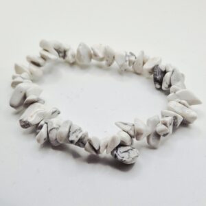 Chipsarmband med små, oregelbundna stenar av blandade kristalltyper trädda på elastisk tråd.