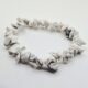 Kristallarmband chipsarmband Howlit Chipsarmband med små, oregelbundna stenar av blandade kristalltyper trädda på elastisk tråd.