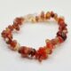 Kristallarmband chipsarmband Karneol Chipsarmband med små, oregelbundna stenar av blandade kristalltyper trädda på elastisk tråd.