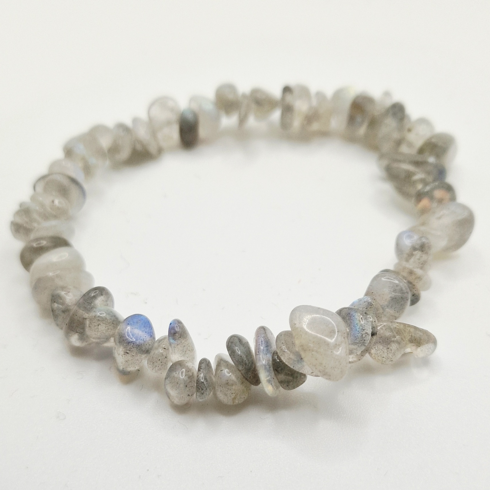 Kristallarmband chipsarmband Labradorit Chipsarmband med små, oregelbundna stenar av blandade kristalltyper trädda på elastisk tråd.