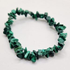 Chipsarmband med små, oregelbundna stenar av blandade kristalltyper trädda på elastisk tråd.