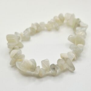 Chipsarmband med små, oregelbundna stenar av blandade kristalltyper trädda på elastisk tråd.