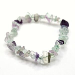 Chipsarmband med små, oregelbundna stenar av blandade kristalltyper trädda på elastisk tråd.