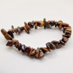 Chipsarmband med små, oregelbundna stenar av blandade kristalltyper trädda på elastisk tråd.