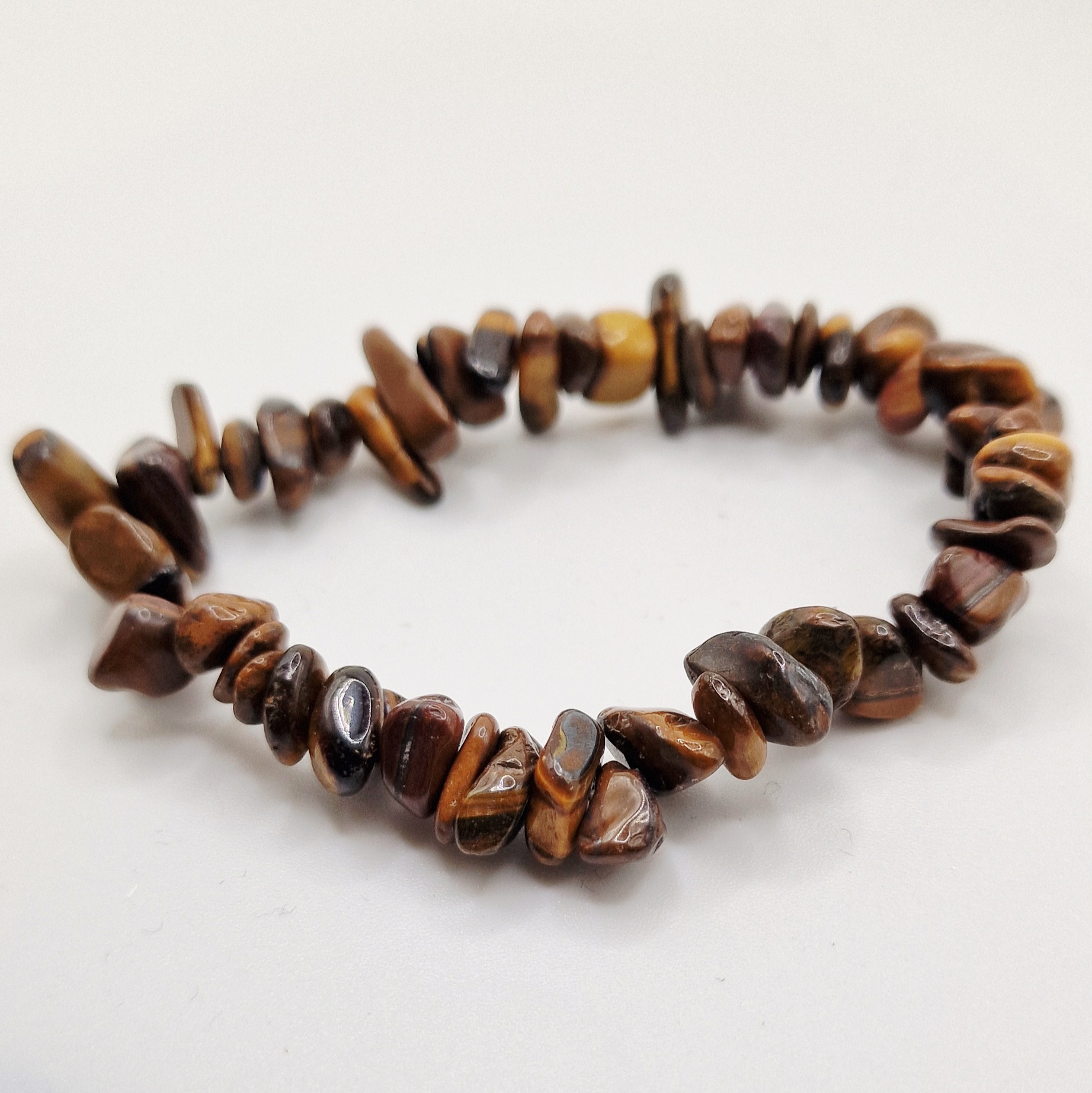 Kristallarmband chipsarmband Tigeröga Chipsarmband med små, oregelbundna stenar av blandade kristalltyper trädda på elastisk tråd.