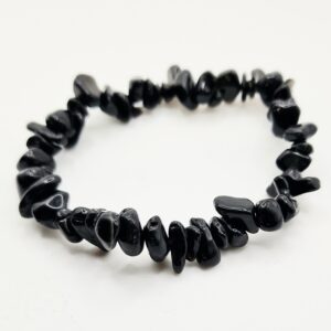 Chipsarmband med små, oregelbundna stenar av blandade kristalltyper trädda på elastisk tråd.